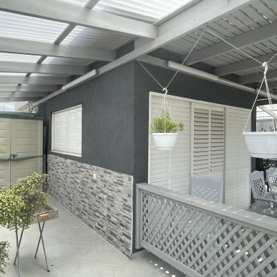 מרפסת עם עציצים תלויים, שולחן וכיסאות