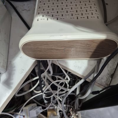 נתב וכבלים מסודרים על שולחן עבודה