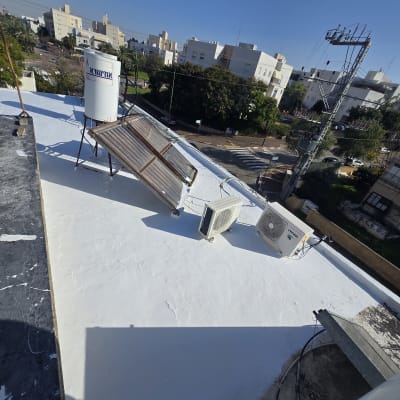 גג עם מערכת סולארית ומזגנים, עבודה בתחום האיטום