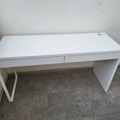 שולחן עבודה לבן עם חור לכבלים