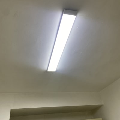 תאורת פלורסנט מותקנת בתקרה