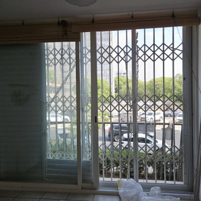 תריסים וחלונות עם סורגים בחדר פנימי