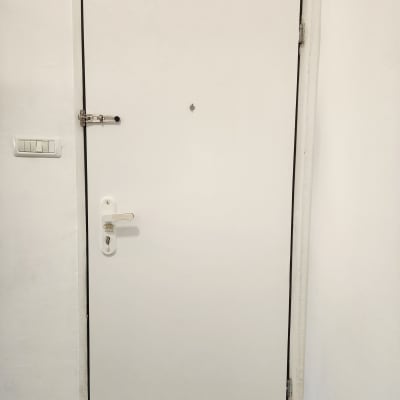 דלת עם מנעול ובריח