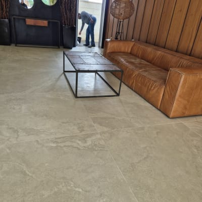 אדם מנקה רצפה עם דלי וכלי ניקוי