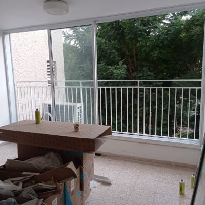 מסגרת חלון זכוכית עם נוף עצים ירוקים