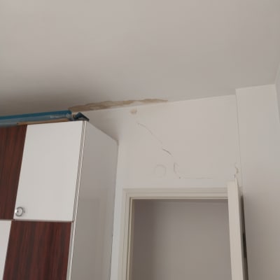 קיר עם סדקים ותקרה מתקלפת