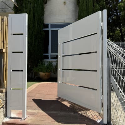 שער מתכת לבן פתוח עם מסגרת מתכת