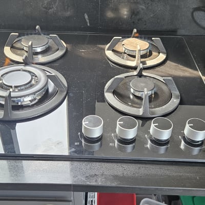 כיריים גז עם ארבעה מבערים וכפתורי שליטה