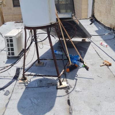 גג עם דודי שמש, צינורות ואיטום זפת