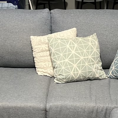 כריות דקורטיביות על ספה אפורה