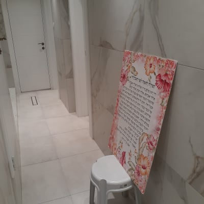 כיסא פלסטיק לבן במסדרון עם קירות בהירים