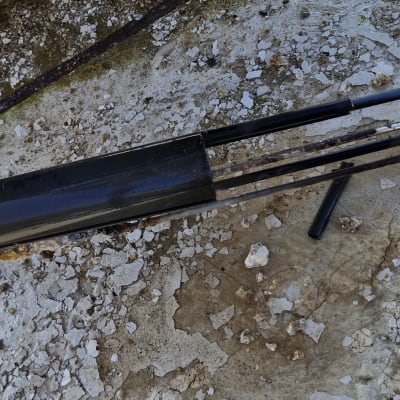 חלק חשמלי על רצפה עם חלודה וקורוזיה