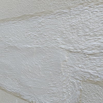 קיר עם טיח לבן ומרקם מחוספס