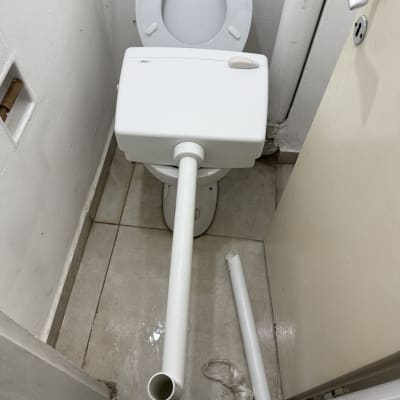 אסלה עם צינור שבור ותיקון נדרש