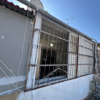 קיר עם סורגים וחוטים, איטום עם חומר לבן