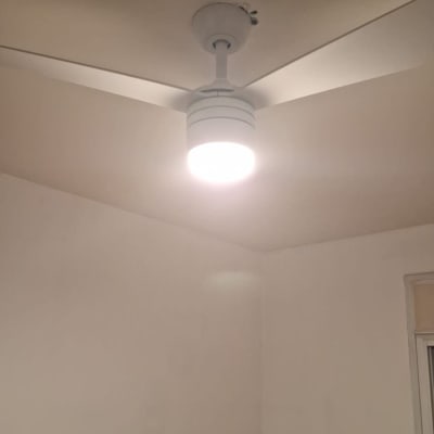 מאוורר תקרה עם תאורה דולקת בחדר