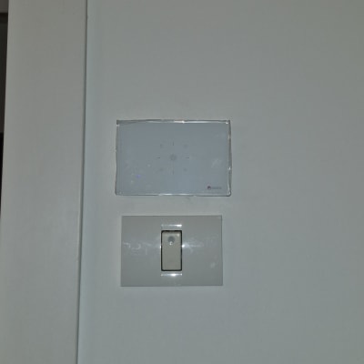 מתג חשמלי ולוח בקרה על קיר לבן