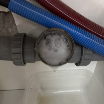 צינור עם נזילה קלה וקצף