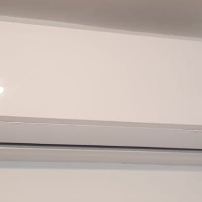 יחידת מיזוג אוויר מותקנת על קיר לבן