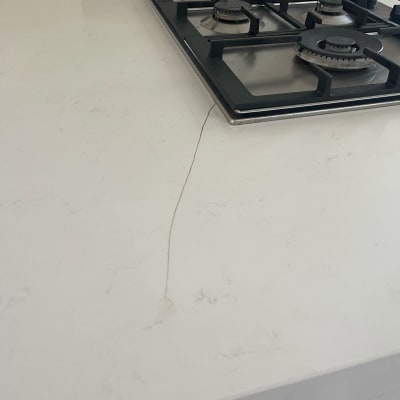 כיריים על משטח דמוי שיש עם סדק