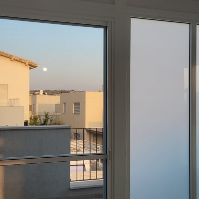 חלונות אלומיניום עם מסגרות זכוכית שקופה