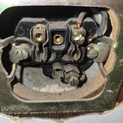 חיבורי חשמל עם חוטים וברגים בתוך שקע קיר