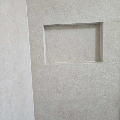 אריחי קיר עם נישה מובנית