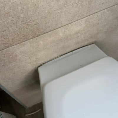 חיבור אסלה לקיר עם אריחים