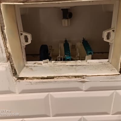 תיבת חיבורים עם צינורות פלסטיק כחולים