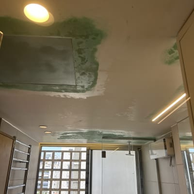 תקרה עם סימני רטיבות ותיקון בחדר אמבטיה