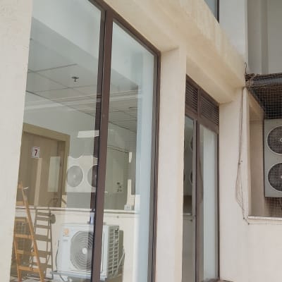 חלונות גדולים עם סימני לכלוך, סולם עץ לידם