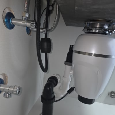 צנרת מתחת לכיור עם מחברים וצינורות