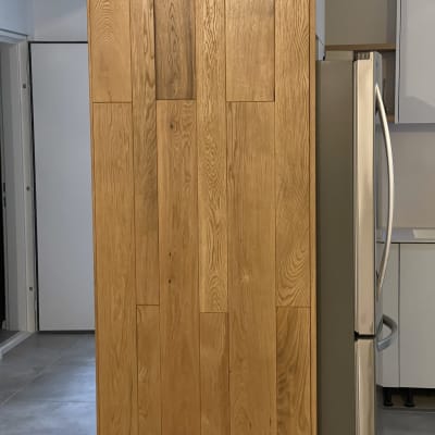 ארון עץ במטבח עם מקרר בצד