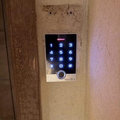 קודן דיגיטלי חכם עם קורא טביעת אצבע מותקן על קיר