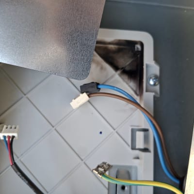 חוטי חשמל בתוך תיבה עם חיבורים