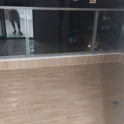 מרפסת עם רצפה נקייה ושואב אבק