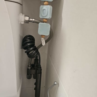 צינור מים מחובר לאסלה עם ברזים