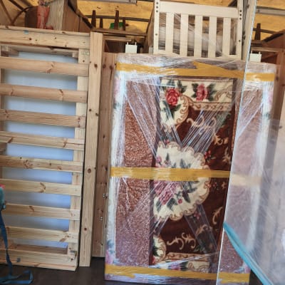 רהיטים עטופים בניילון בתוך משאית הובלה