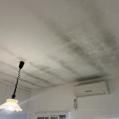 תקרה עם סימני רטיבות ליד מזגן