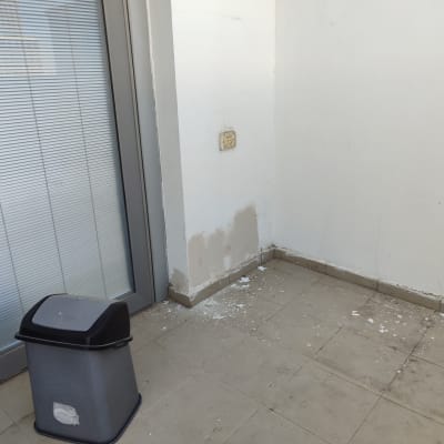 קיר צבוע חלקית עם כתמי צבע על הרצפה