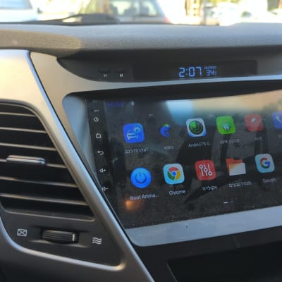 מסך מערכת מולטימדיה ברכב עם אפליקציות שונות