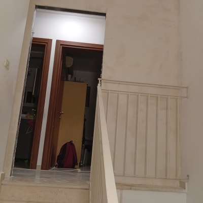 קיר מדרגות עם מעקה ודלת פתוחה