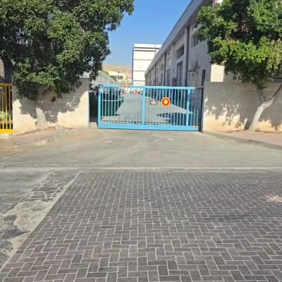 שער חשמלי כחול עם עצים ברקע