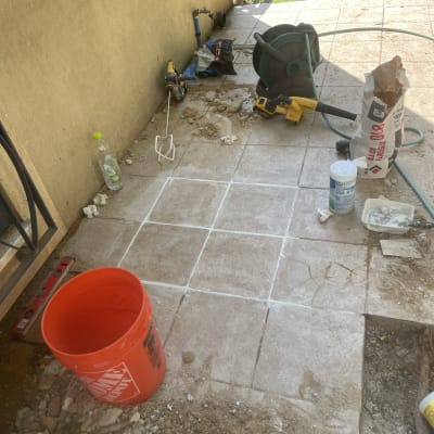 כלי עבודה, דלי כתום, צינור מים, מקדחה, ריצוף