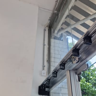 תמונה של התקנת מערכת חשמל ליד חלון