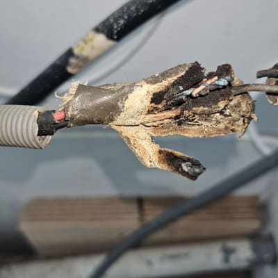 כבלים חשמליים פגומים עם בידוד קרוע