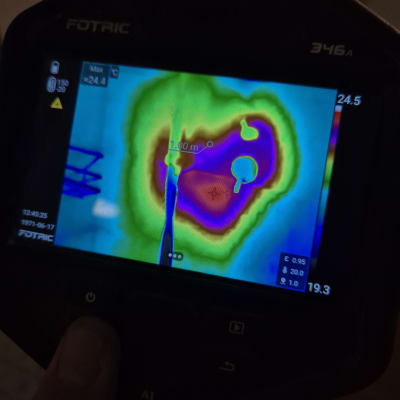 תצוגת מצלמה תרמית עם אזור חום מרכזי