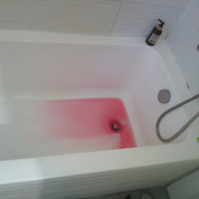 אמבטיה עם כתם ורוד ליד הניקוז