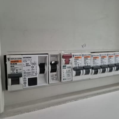 לוח חשמל עם מפסקים ומפסקי פחת