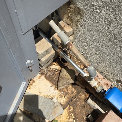 צינורות מים מחוברים לקיר עם ברזים